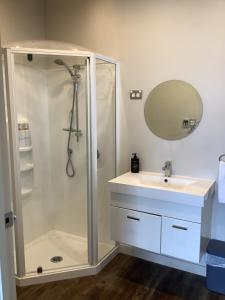 un baño con ducha y lavabo en Wanaka Holiday, en Wanaka 6 fotos más