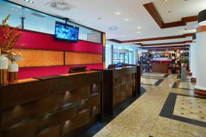 TV a/nebo společenská místnost v ubytování Leipzig Marriott Hotel