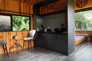 Postel nebo postele na pokoji v ubytování Khu Nghỉ Dưỡng Ngôi Làng Trong Tranh, Bảo Lộc