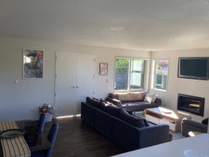 Una sala de estar con dos sofás y un televisor. en Wanaka Holiday, en Wanaka