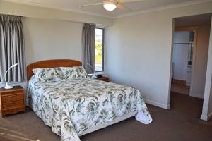 un dormitorio con una cama y una ventana en Ocean Shores Apartment 15 - Bring your own linen., en South West Rocks