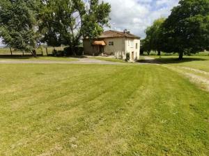 a large yard with a house in the background at Maison au calme avec jardin privé et WIFI, idéale pour la famille - FR-1-653-21 in Blanzaguet-Saint-Cybard