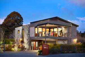 デイルスフォードにあるRetreat Lake Daylesford - Free Wifiの屋上にバルコニーがある大きな家