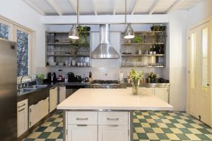 Η κουζίνα ή μικρή κουζίνα στο Casa AcoModo Casco Viejo 4Bdr Historic Mansion