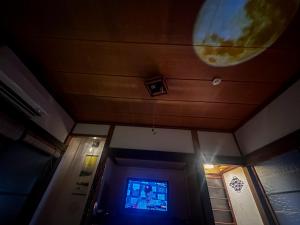 TV a/nebo společenská místnost v ubytování 時端 情緒溢れる西伊豆戸田 人気の古民家一棟貸 ドラッグストア徒歩15秒 海 温泉徒歩5分 自転車2台付