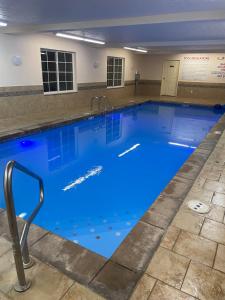 a large swimming pool with blue water at Victorian Inn in Beatrice