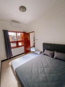 A bed or beds in a room at Laura's Backpacker 523