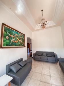 A seating area at Laura's Backpacker 523