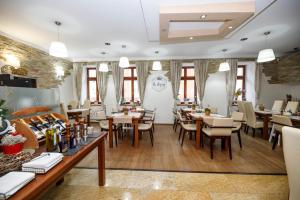 restauracja ze stołami, krzesłami i oknami w obiekcie Wellness Hotel Beethoven w mieście Chomutov +37 zdjęć