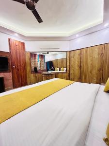 Postel nebo postele na pokoji v ubytování Hotel Satwah Home Stay Just 10 Minute Away Form Nizamuddin Railway Station