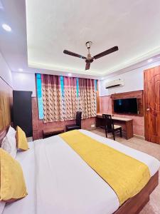 Postel nebo postele na pokoji v ubytování Hotel Satwah Home Stay Just 10 Minute Away Form Nizamuddin Railway Station