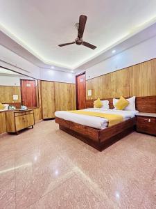 Postel nebo postele na pokoji v ubytování Hotel Satwah Home Stay Just 10 Minute Away Form Nizamuddin Railway Station