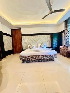 Postel nebo postele na pokoji v ubytování Hotel Satwah Home Stay Just 10 Minute Away Form Nizamuddin Railway Station