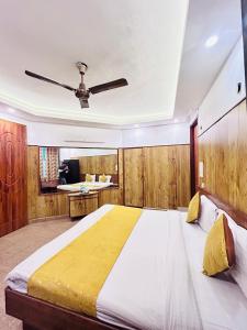 Postel nebo postele na pokoji v ubytování Hotel Satwah Home Stay Just 10 Minute Away Form Nizamuddin Railway Station