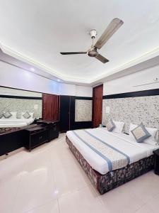 Postel nebo postele na pokoji v ubytování Hotel Satwah Home Stay Just 10 Minute Away Form Nizamuddin Railway Station