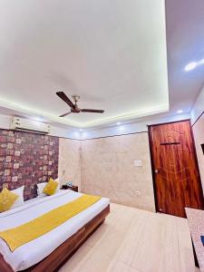 Postel nebo postele na pokoji v ubytování Hotel Satwah Home Stay Just 10 Minute Away Form Nizamuddin Railway Station