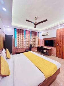 Postel nebo postele na pokoji v ubytování Hotel Satwah Home Stay Just 10 Minute Away Form Nizamuddin Railway Station