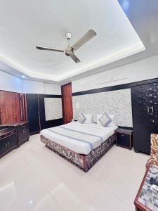 Postel nebo postele na pokoji v ubytování Hotel Satwah Home Stay Just 10 Minute Away Form Nizamuddin Railway Station