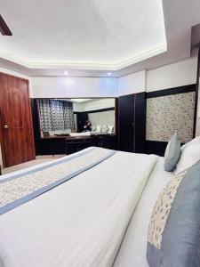 Postel nebo postele na pokoji v ubytování Hotel Satwah Home Stay Just 10 Minute Away Form Nizamuddin Railway Station