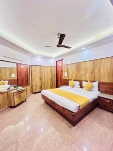 Postel nebo postele na pokoji v ubytování Hotel Satwah Home Stay Just 10 Minute Away Form Nizamuddin Railway Station