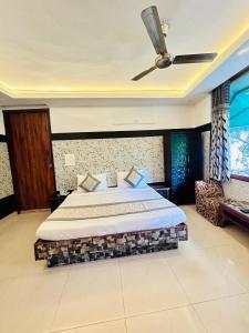 Postel nebo postele na pokoji v ubytování Hotel Satwah Home Stay Just 10 Minute Away Form Nizamuddin Railway Station