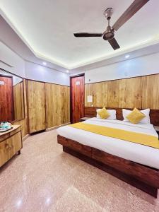 Postel nebo postele na pokoji v ubytování Hotel Satwah Home Stay Just 10 Minute Away Form Nizamuddin Railway Station