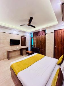 TV a/nebo společenská místnost v ubytování Hotel Satwah Home Stay Just 10 Minute Away Form Nizamuddin Railway Station