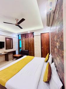 Postel nebo postele na pokoji v ubytování Hotel Satwah Home Stay Just 10 Minute Away Form Nizamuddin Railway Station