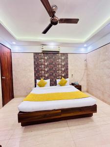 Postel nebo postele na pokoji v ubytování Hotel Satwah Home Stay Just 10 Minute Away Form Nizamuddin Railway Station