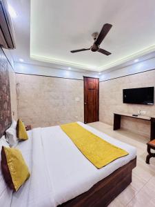 Postel nebo postele na pokoji v ubytování Hotel Satwah Home Stay Just 10 Minute Away Form Nizamuddin Railway Station