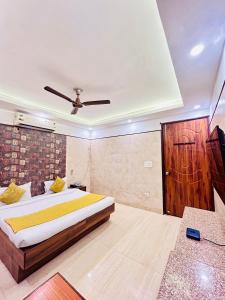 Postel nebo postele na pokoji v ubytování Hotel Satwah Home Stay Just 10 Minute Away Form Nizamuddin Railway Station