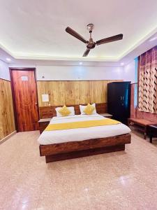 Postel nebo postele na pokoji v ubytování Hotel Satwah Home Stay Just 10 Minute Away Form Nizamuddin Railway Station