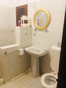 蒙巴萨Lusigi Luxe villas的浴室里有马桶、洗手池和镜子。