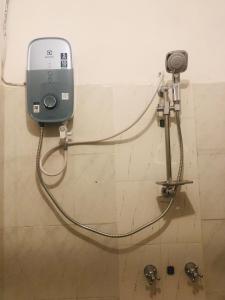 蒙巴萨Lusigi Luxe villas的浴室内连接淋浴的软管