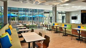 Holiday Inn Express Singapore Katong by IHG的电视和/或娱乐中心