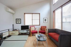 東京にある椿Salon 十条のソファと椅子2脚のあるリビングルーム