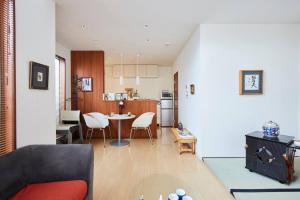 東京にある椿Salon 十条のリビングルーム、キッチン(テーブル、椅子付)