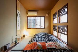 東京にある椿Salon 十条の窓のある部屋にベッドがある寝室