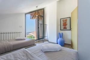 Postel nebo postele na pokoji v ubytování Faqra -2BR Hideaway