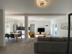 TV a/nebo společenská místnost v ubytování Villa Dolce Vita Biograd na Moru with Private Swimming Pool Minutes from the Adriatic Sea