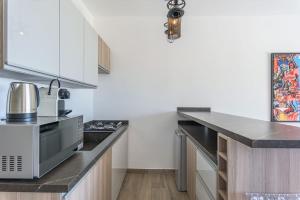 Kuchyň nebo kuchyňský kout v ubytování Faqra -2BR Hideout + 9 fotografií