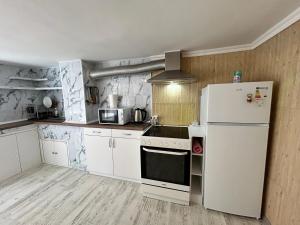 プロブディフにあるSmile Houseのキッチン(白い家電製品、白い冷蔵庫付)
