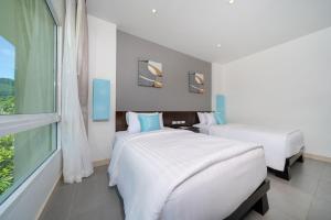 Ένα ή περισσότερα κρεβάτια σε δωμάτιο στο Karon Beachfront Apartment 724 +38 φωτογραφίες