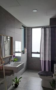 Phòng tắm tại Woodsbury Suites IKEA House Butterworth Penang