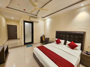 Ένα ή περισσότερα κρεβάτια σε δωμάτιο στο Hotel BKC Inn - Near Trade Center, Visa Consulate BKC