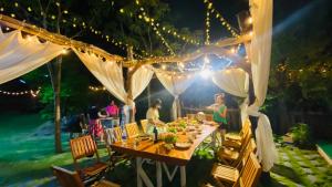 a dinner party under a tent at night at Homestay Blackpink 1986 in Xóm Trương Quít