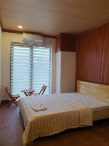 a bedroom with a large bed and a window at Homestay Blackpink 1986 in Xóm Trương Quít