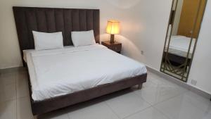 Postel nebo postele na pokoji v ubytování Qurum Beach Hotel