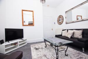 TV a/nebo společenská místnost v ubytování The Summit West End- Elegant Apartment with Free Parking in Prime Location