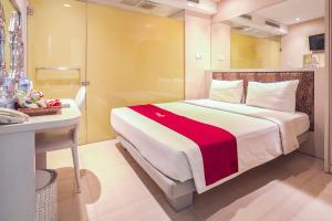 Letto o letti in una camera di PYRENEES Malioboro Hotel